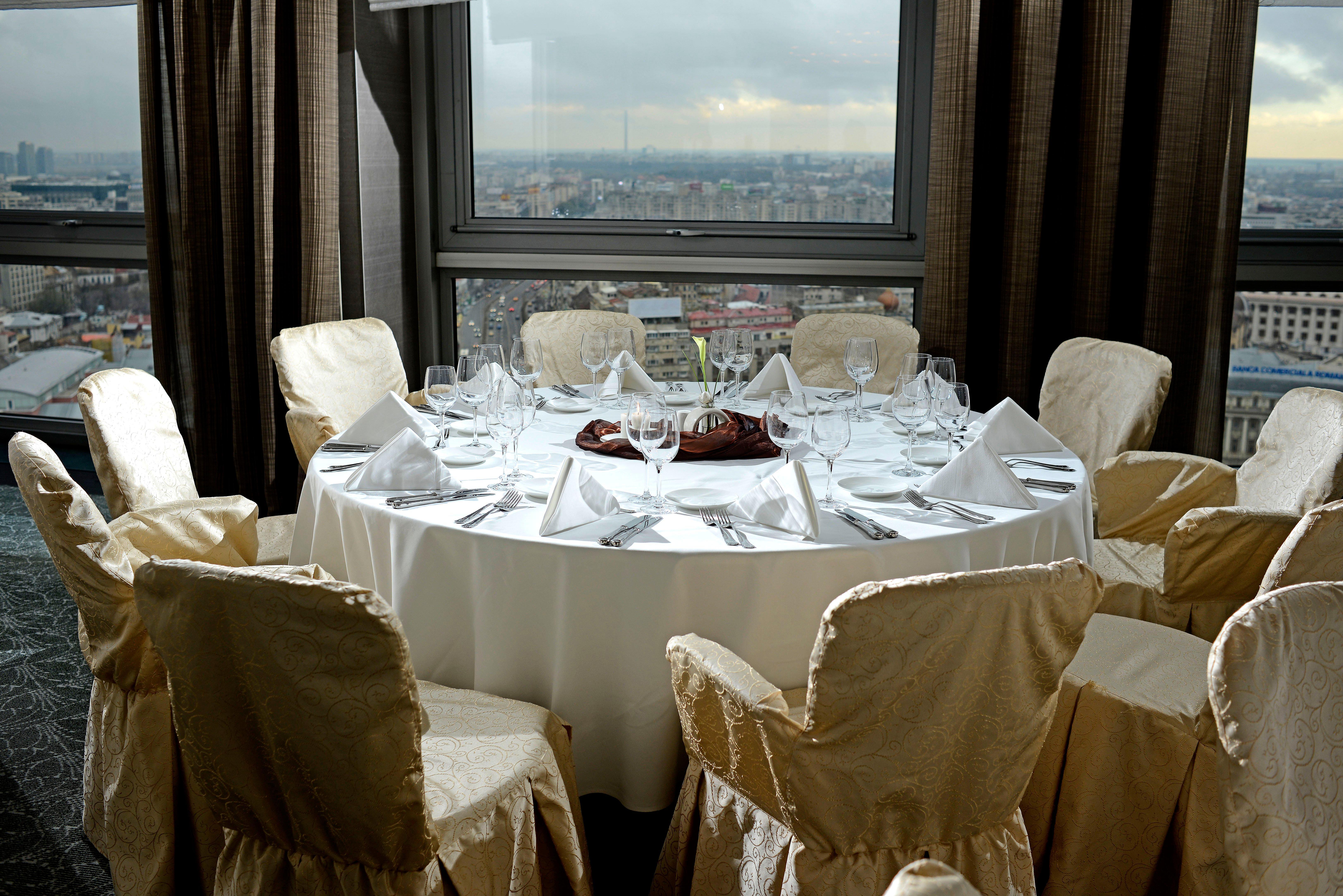 Grand Hotel 부쿠레슈티 시설 사진 A table set for a formal dinner