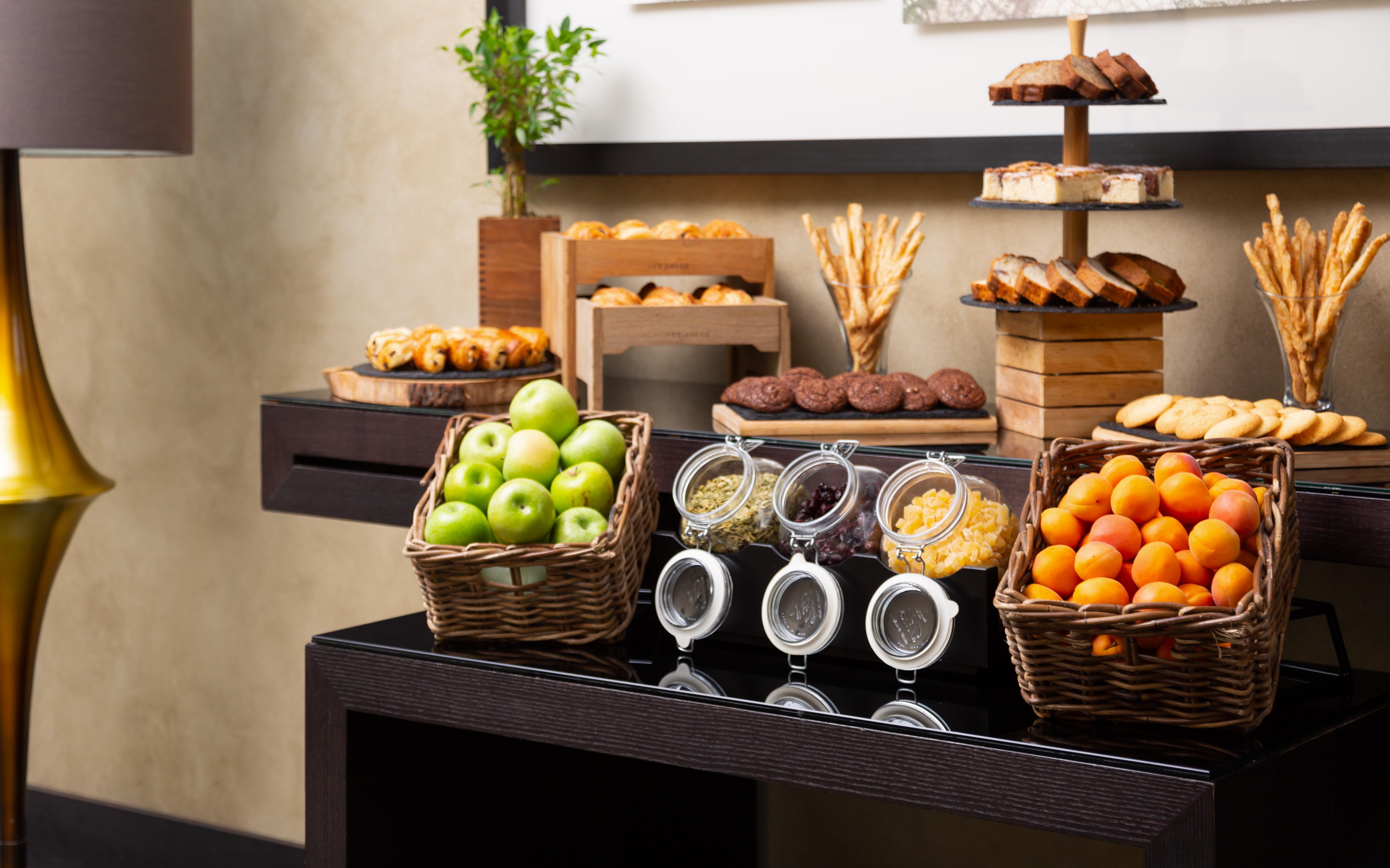 Grand Hotel 부쿠레슈티 외부 사진 A breakfast buffet