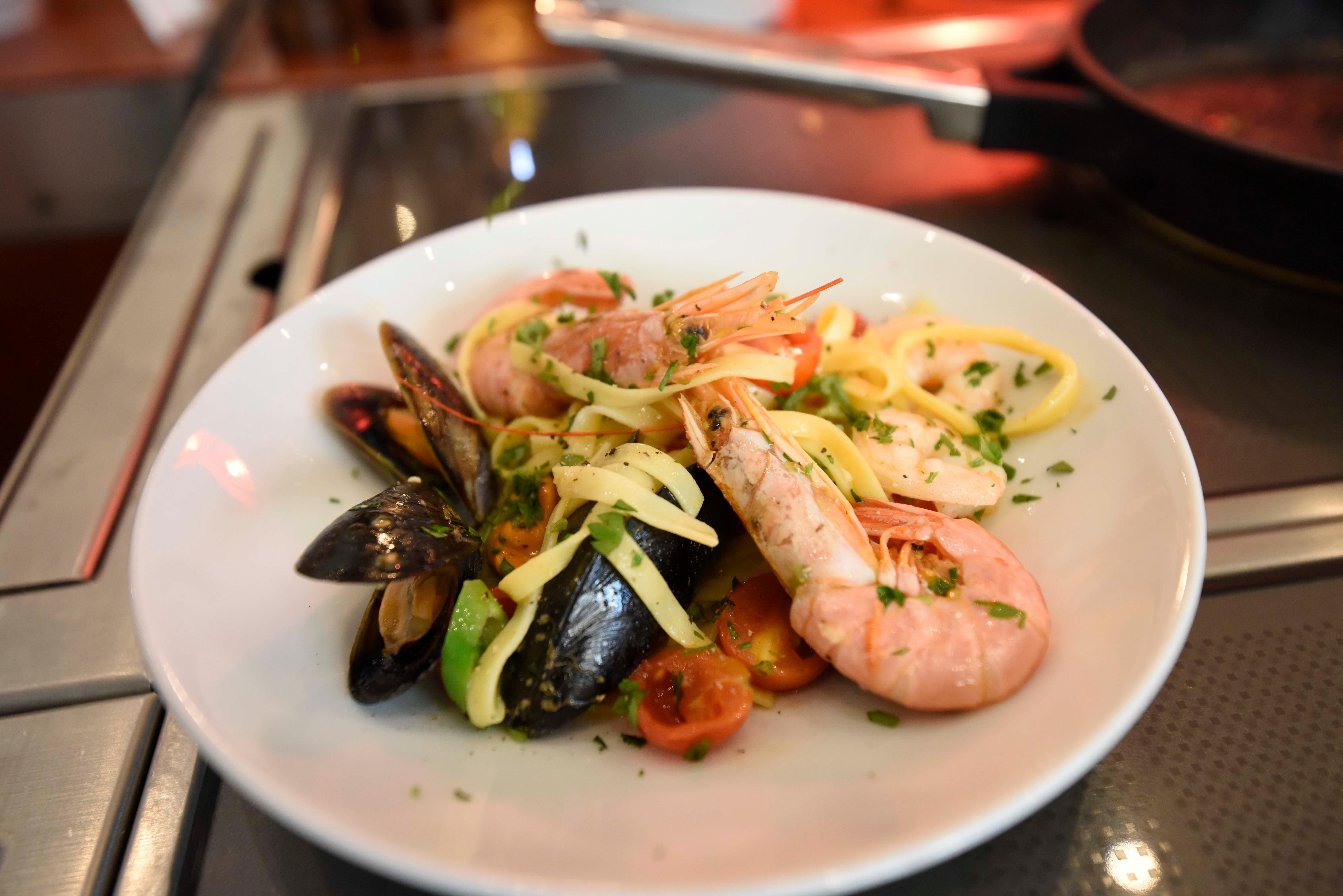 Grand Hotel 부쿠레슈티 외부 사진 Seafood salad