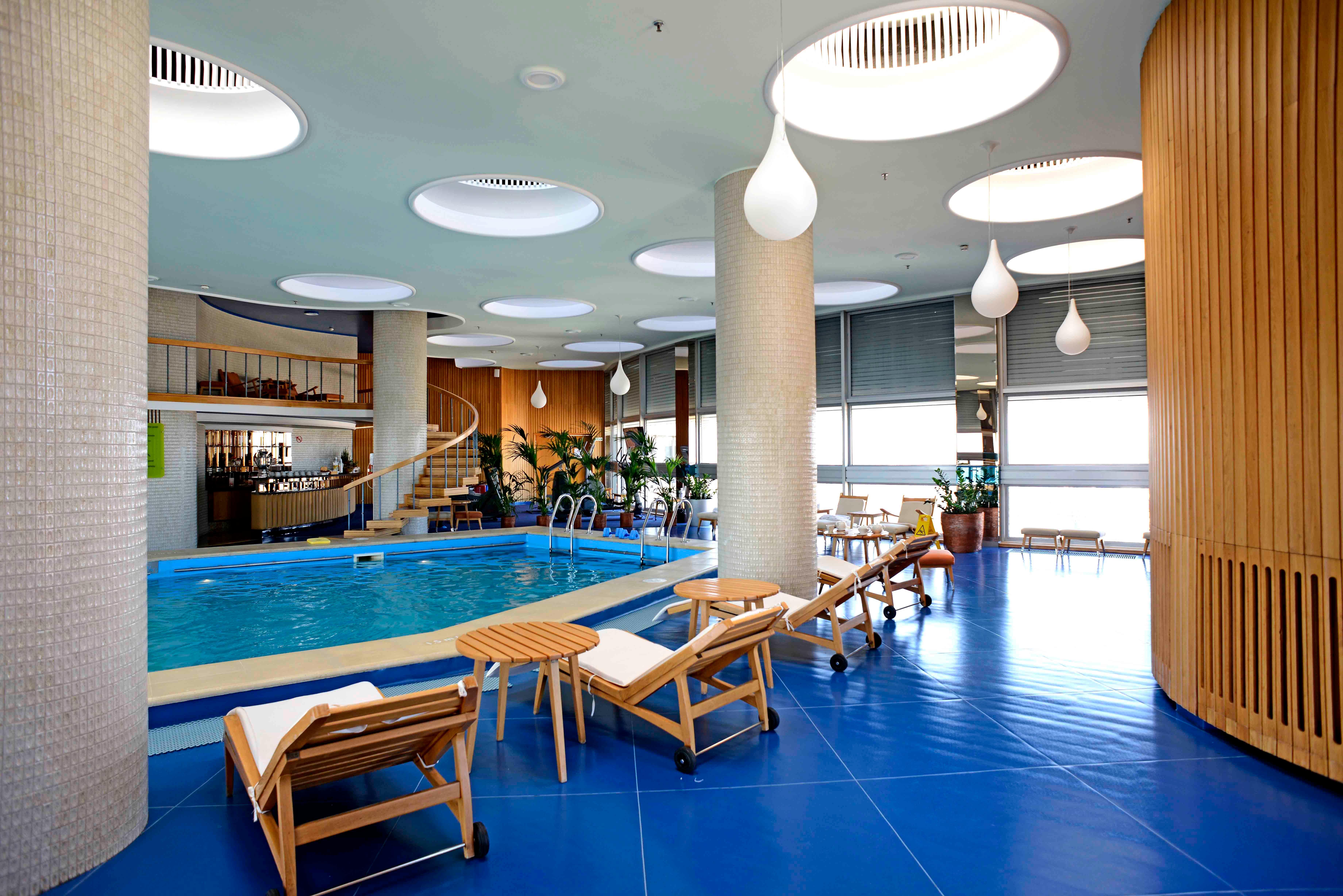 Grand Hotel 부쿠레슈티 시설 사진 The swimming pool at the hotel