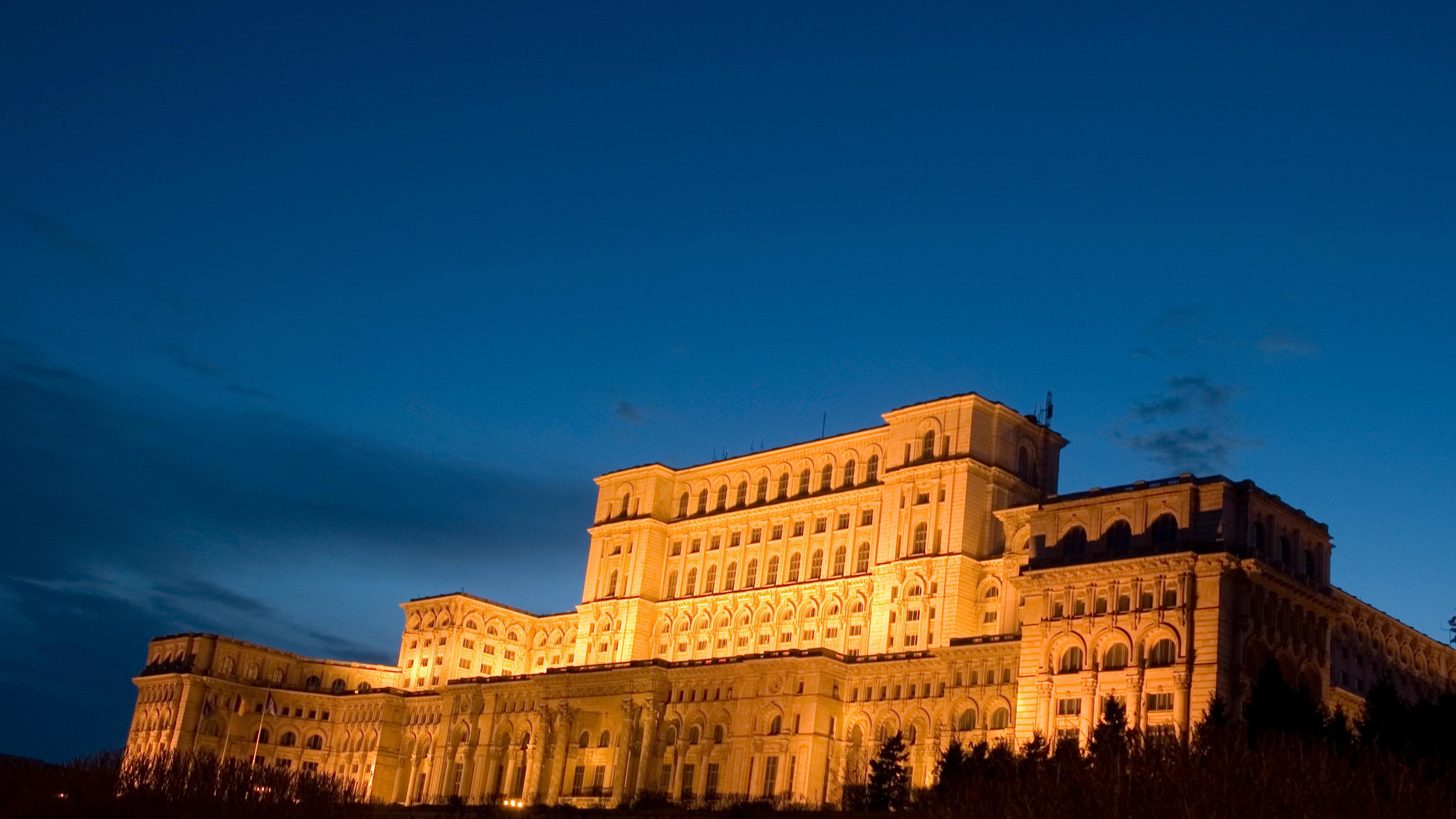 Grand Hotel 부쿠레슈티 외부 사진 The Grand Hotel at night