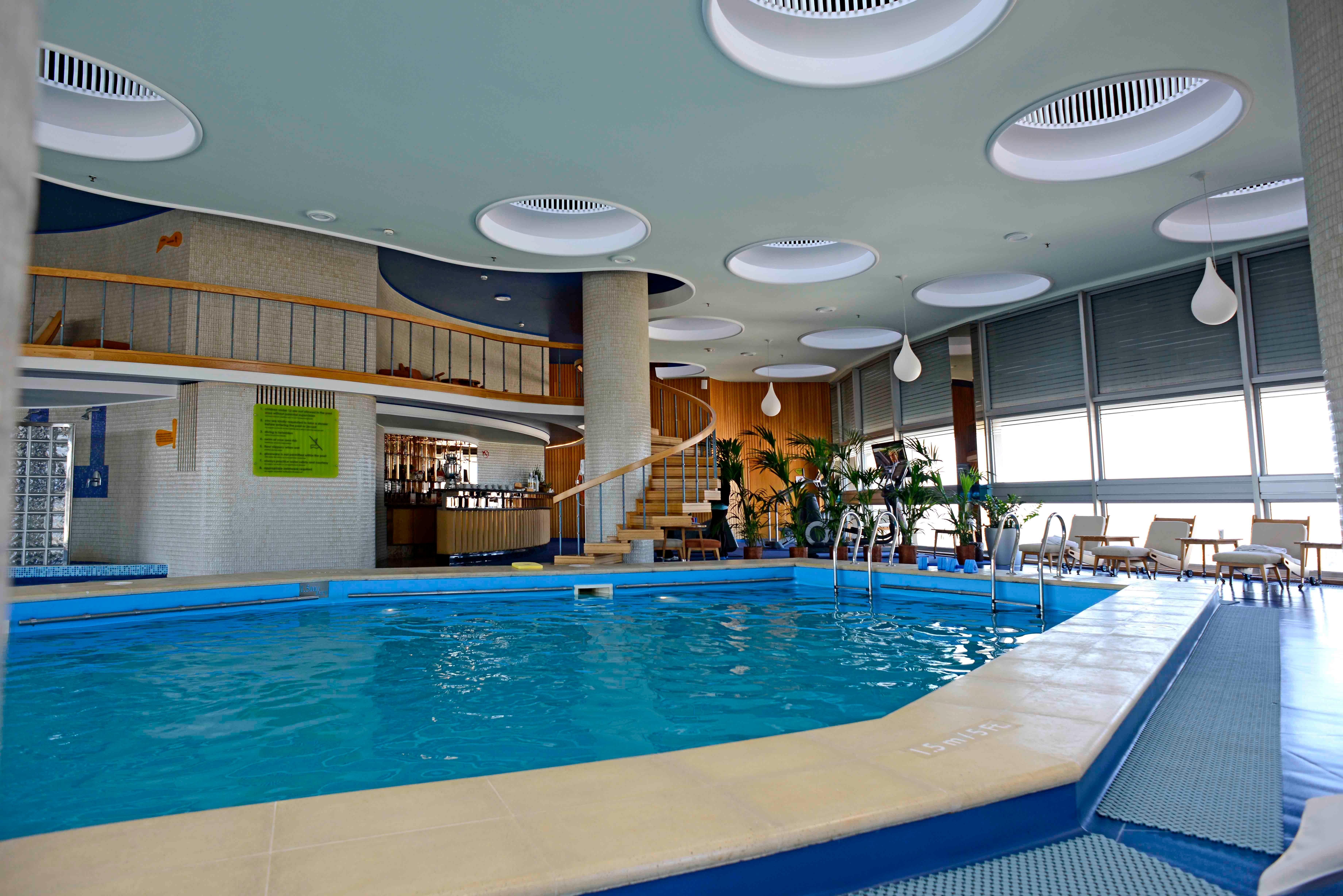 Grand Hotel 부쿠레슈티 외부 사진 Swimming pool