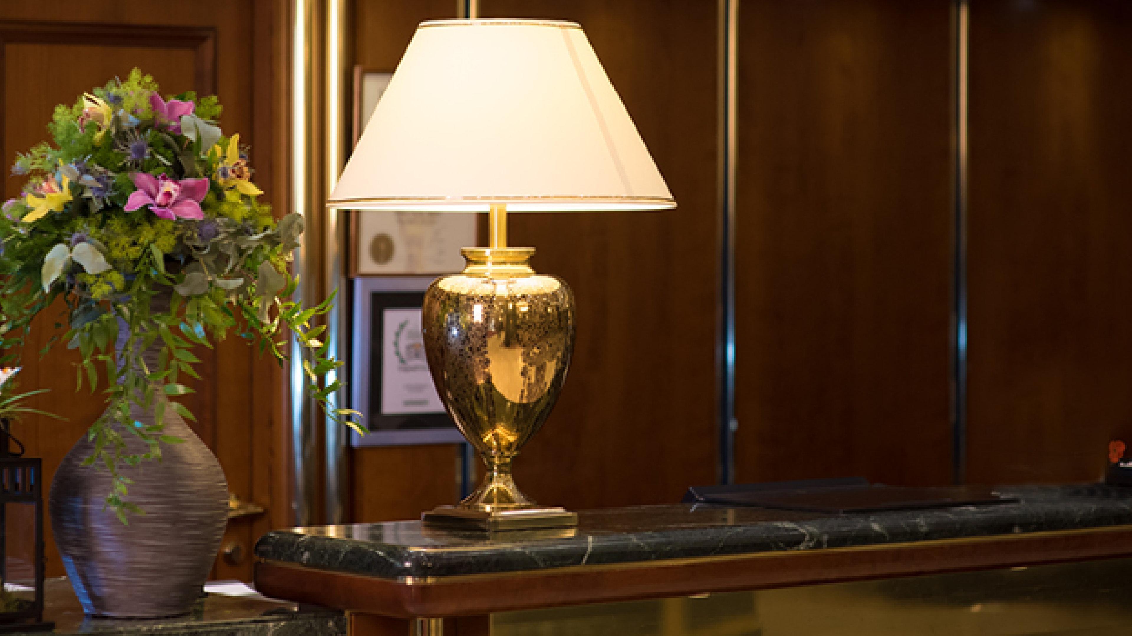 Grand Hotel 부쿠레슈티 외부 사진 A table lamp