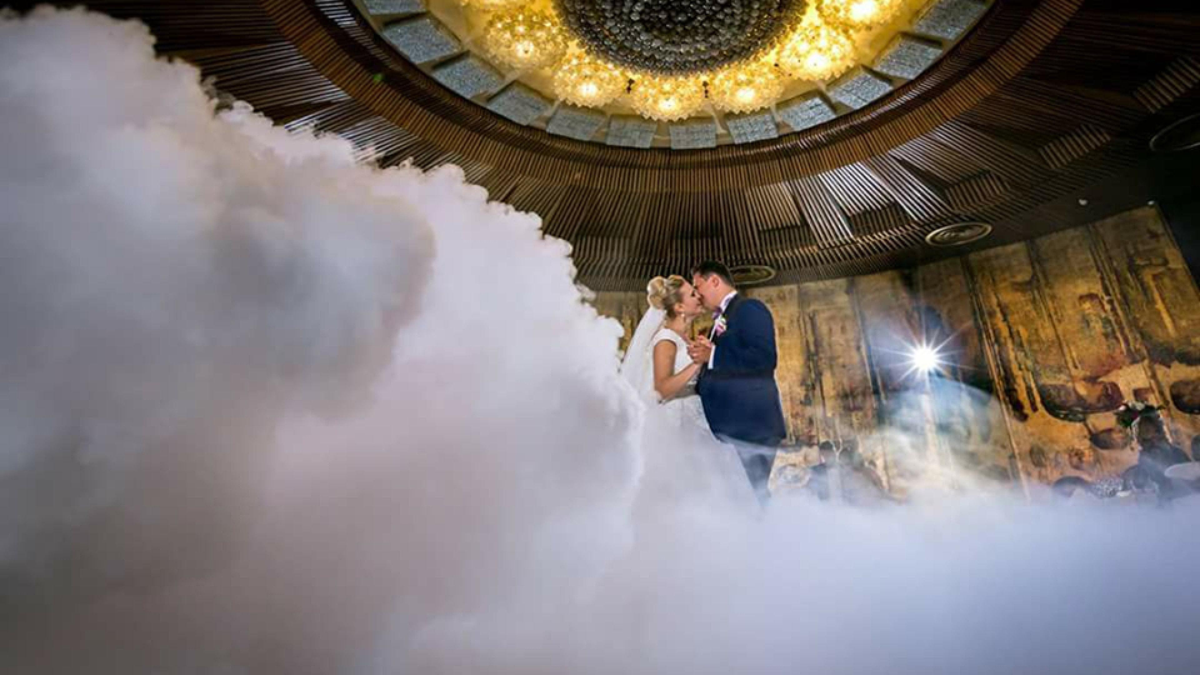 Grand Hotel 부쿠레슈티 외부 사진 Wedding couple in the elevator