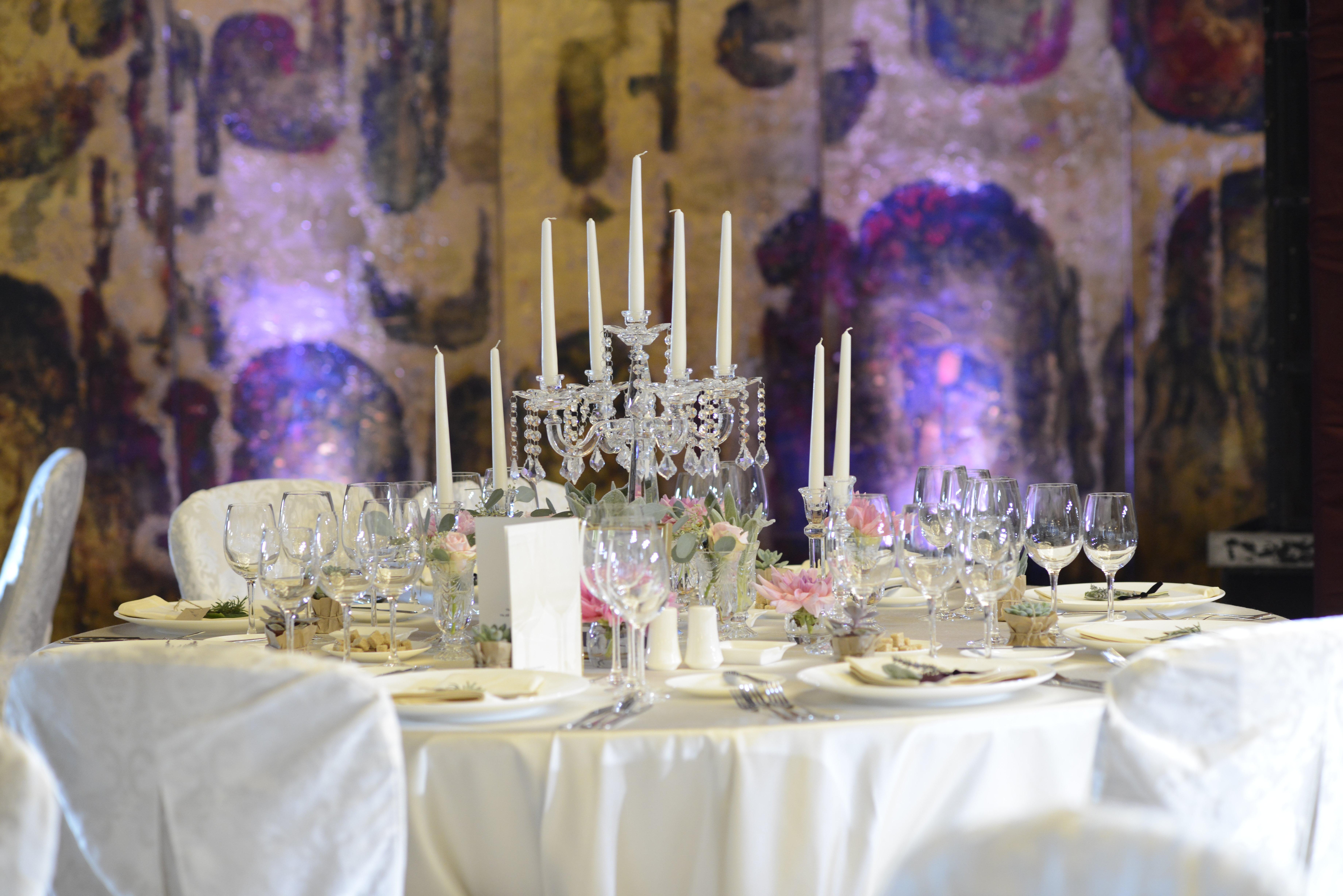 Grand Hotel 부쿠레슈티 외부 사진 A table set for a formal dinner