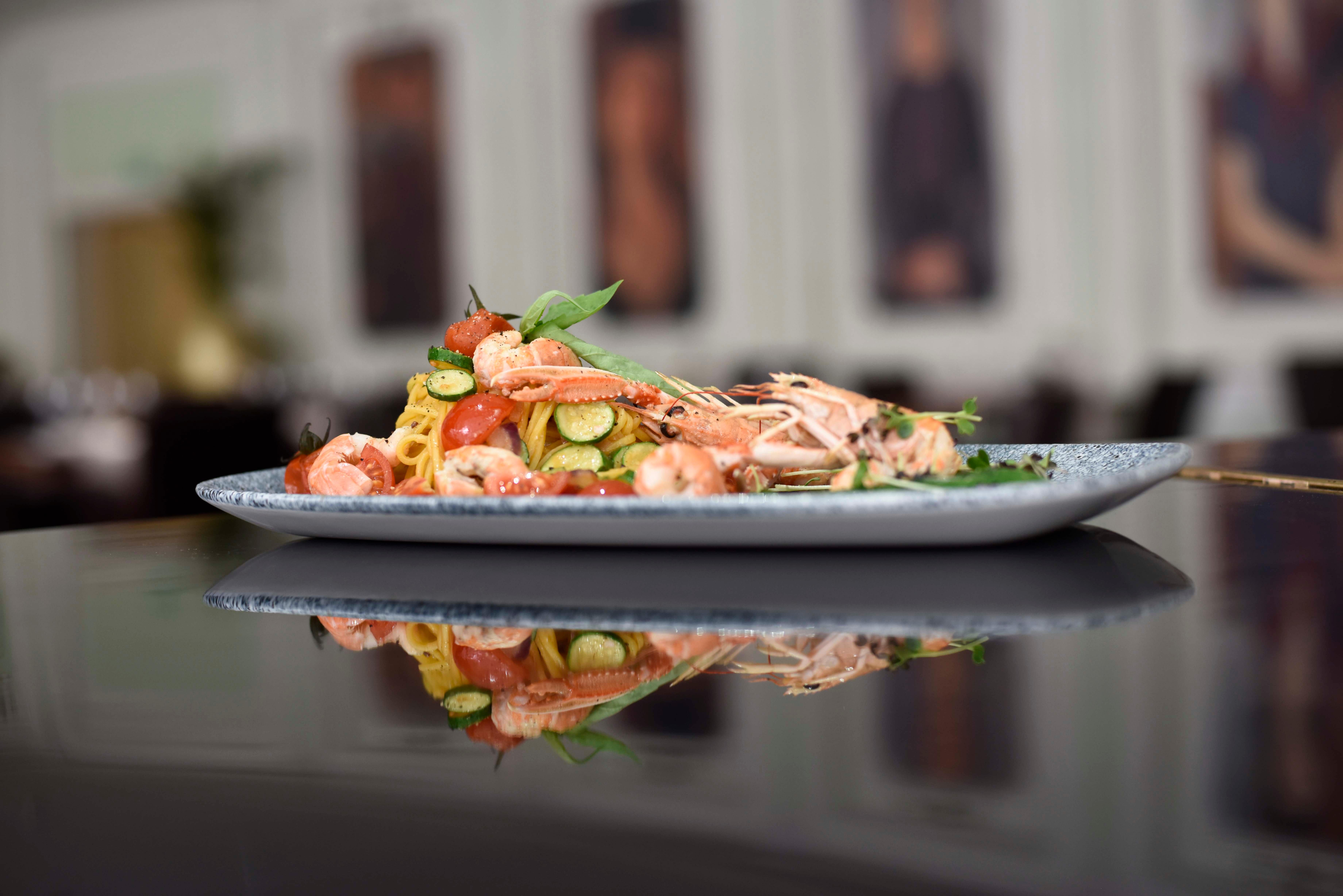 Grand Hotel 부쿠레슈티 외부 사진 A prawn and pasta dish