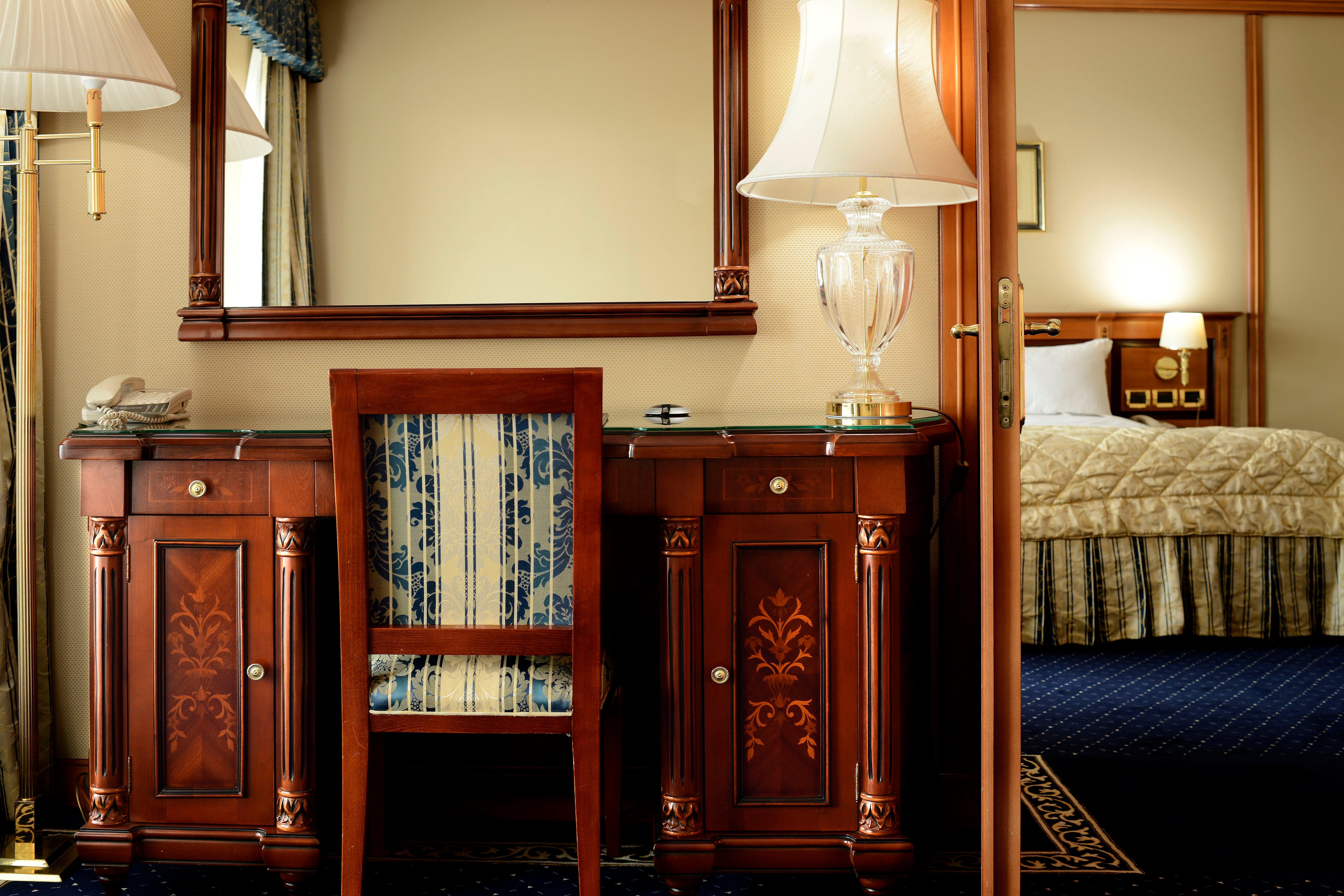 Grand Hotel 부쿠레슈티 외부 사진 A room in the hotel