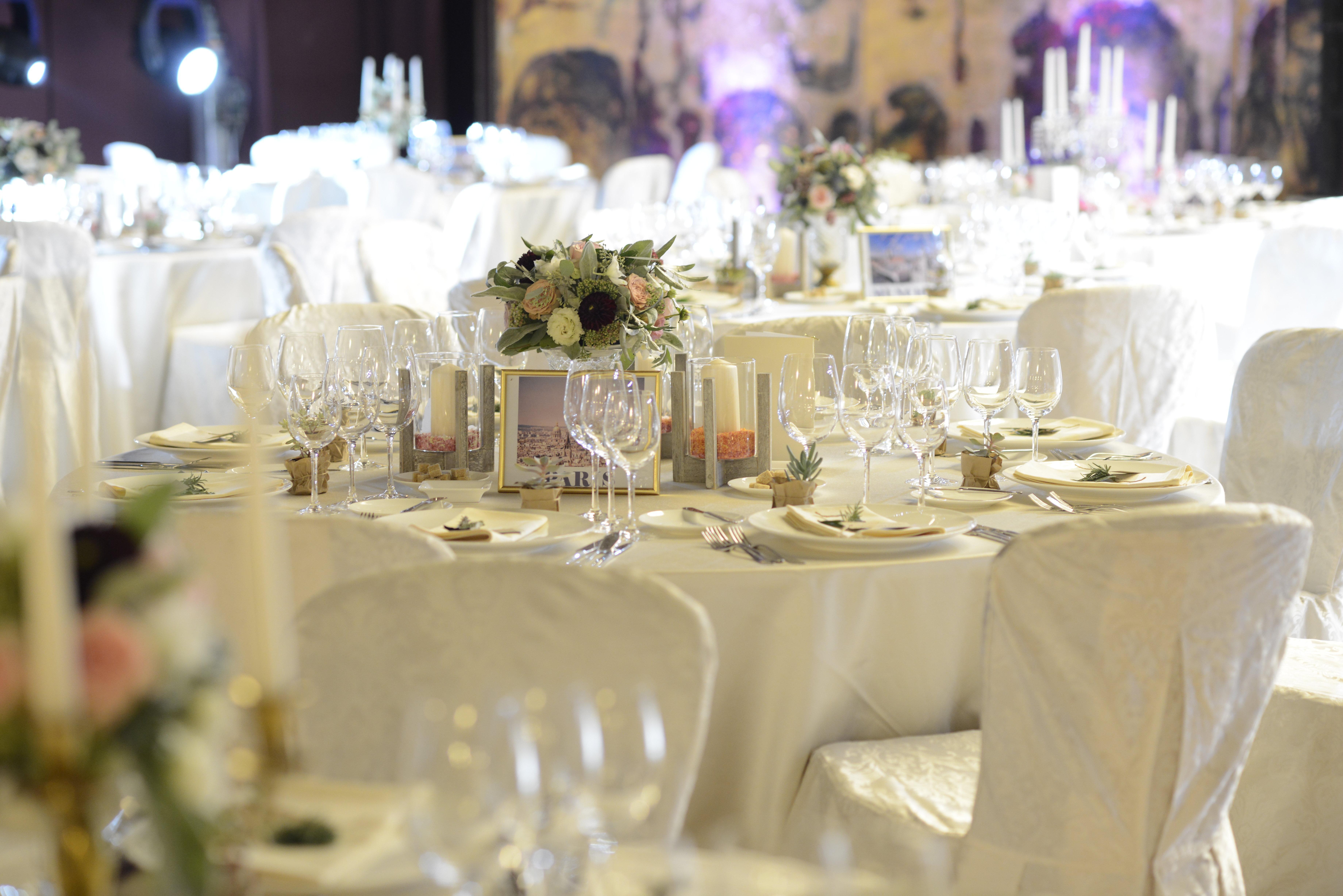 Grand Hotel 부쿠레슈티 외부 사진 A table set for a formal dinner