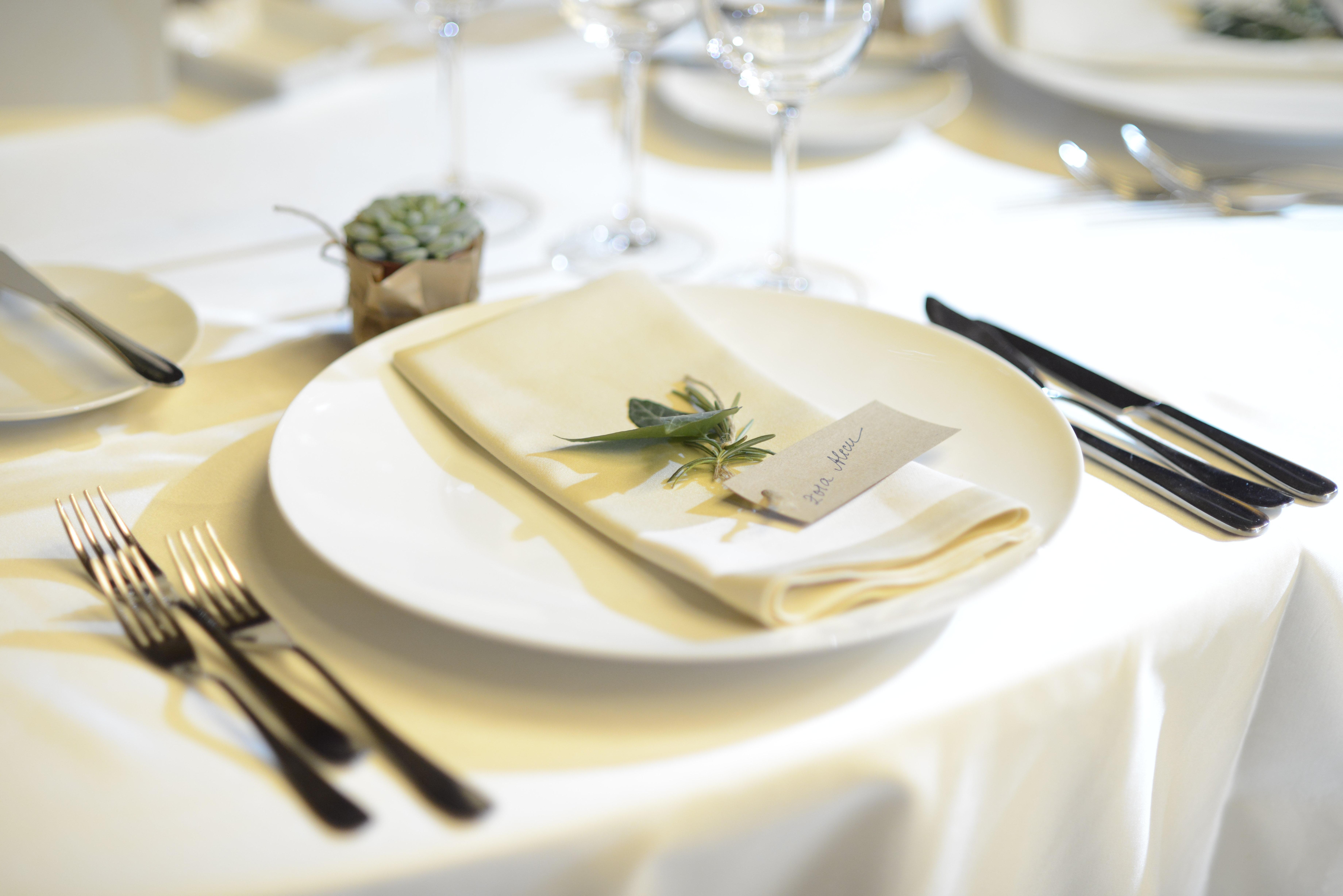 Grand Hotel 부쿠레슈티 외부 사진 A place setting