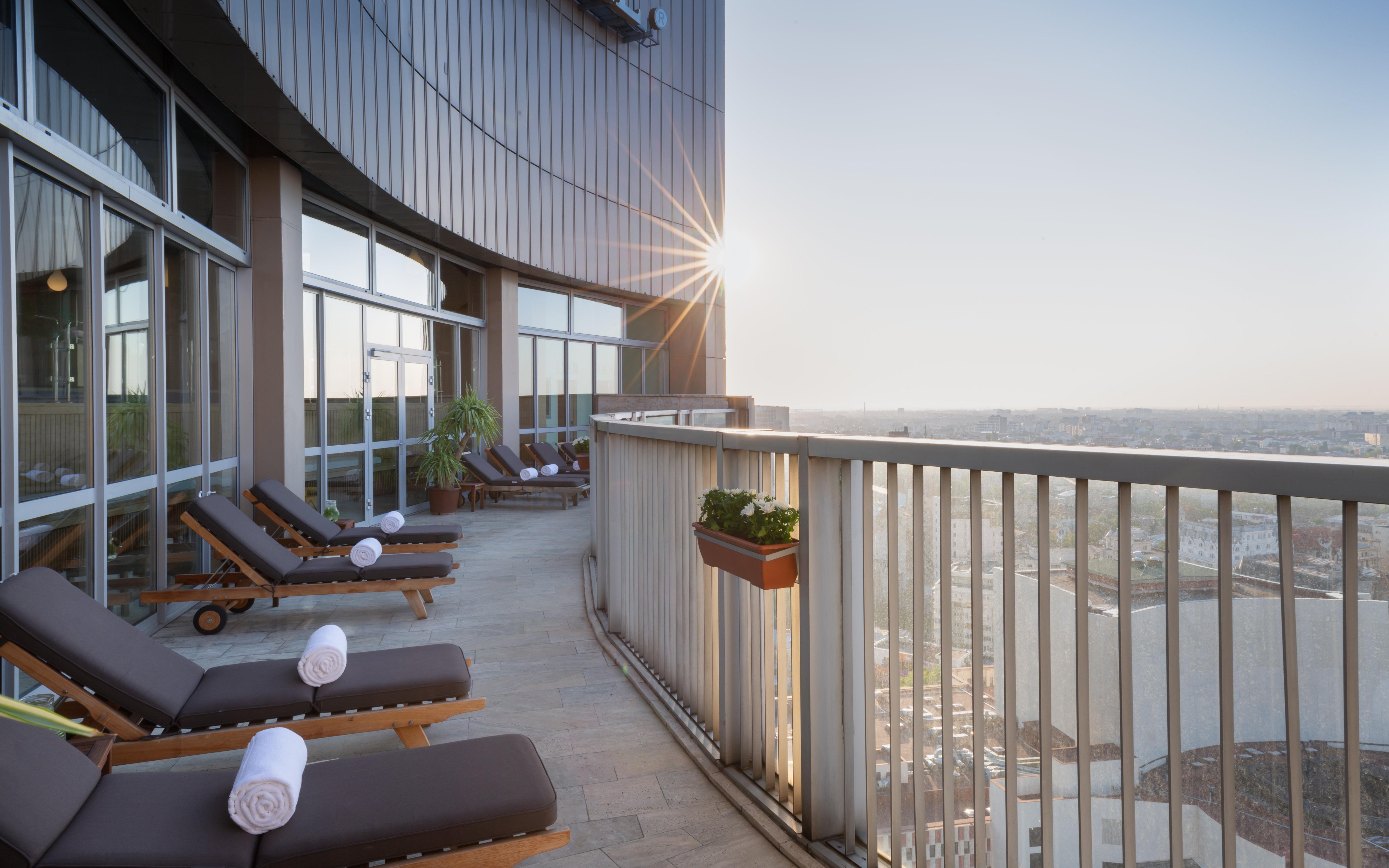 Grand Hotel 부쿠레슈티 외부 사진 The rooftop pool at The Ivy Hotel
