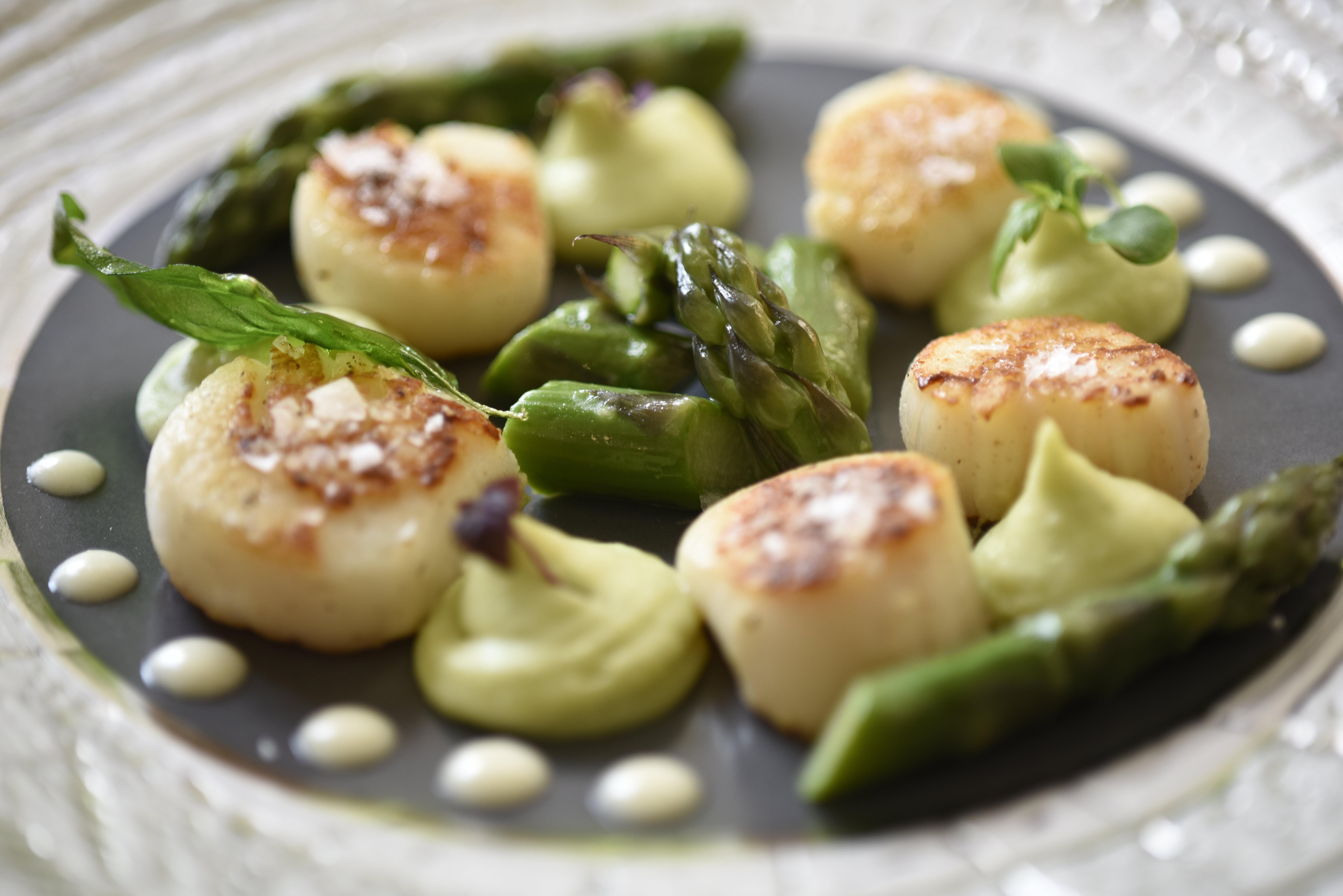 Grand Hotel 부쿠레슈티 외부 사진 Scallops with asparagus and artichokes