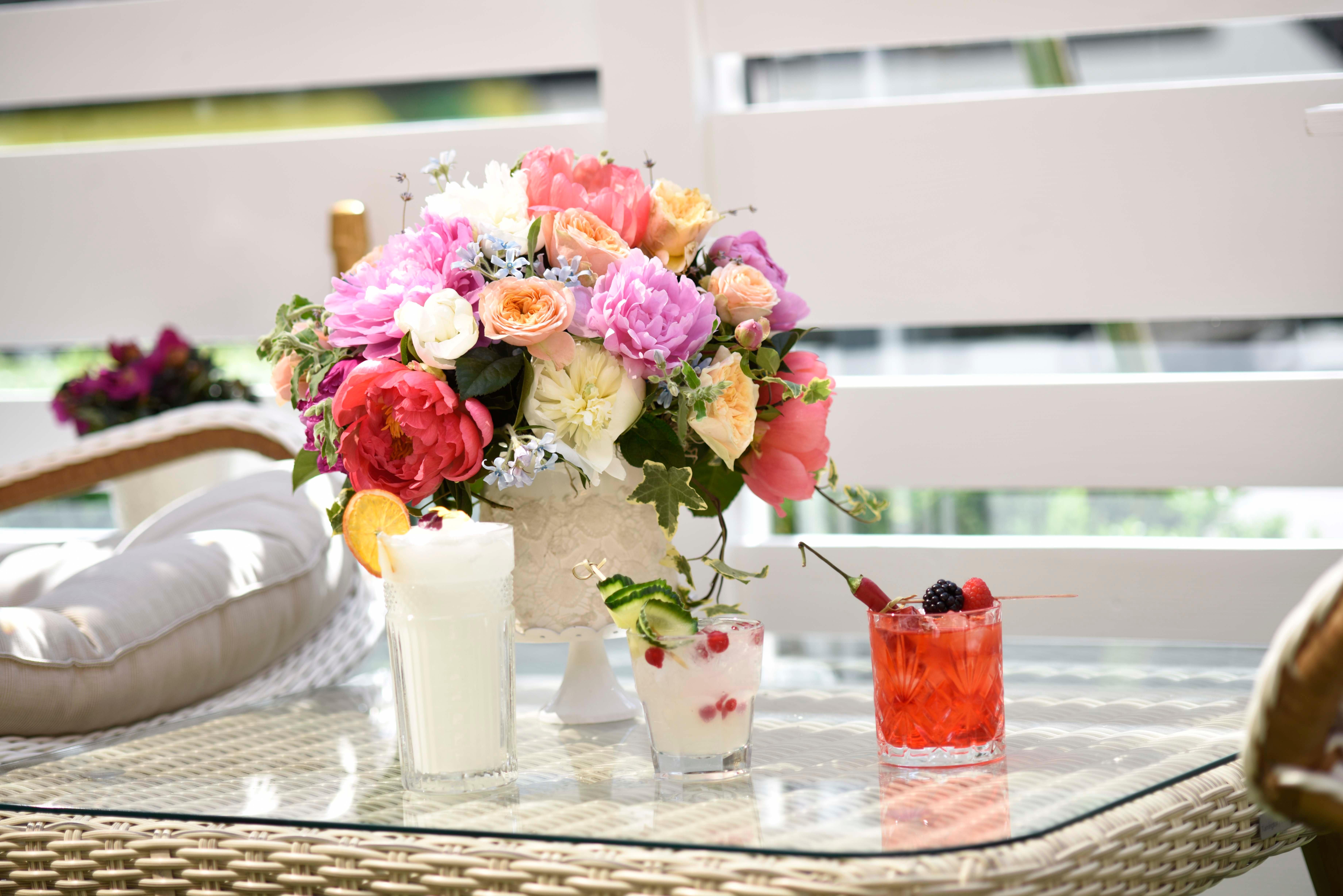 Grand Hotel 부쿠레슈티 외부 사진 A bellini (right) and a spritz (left)
