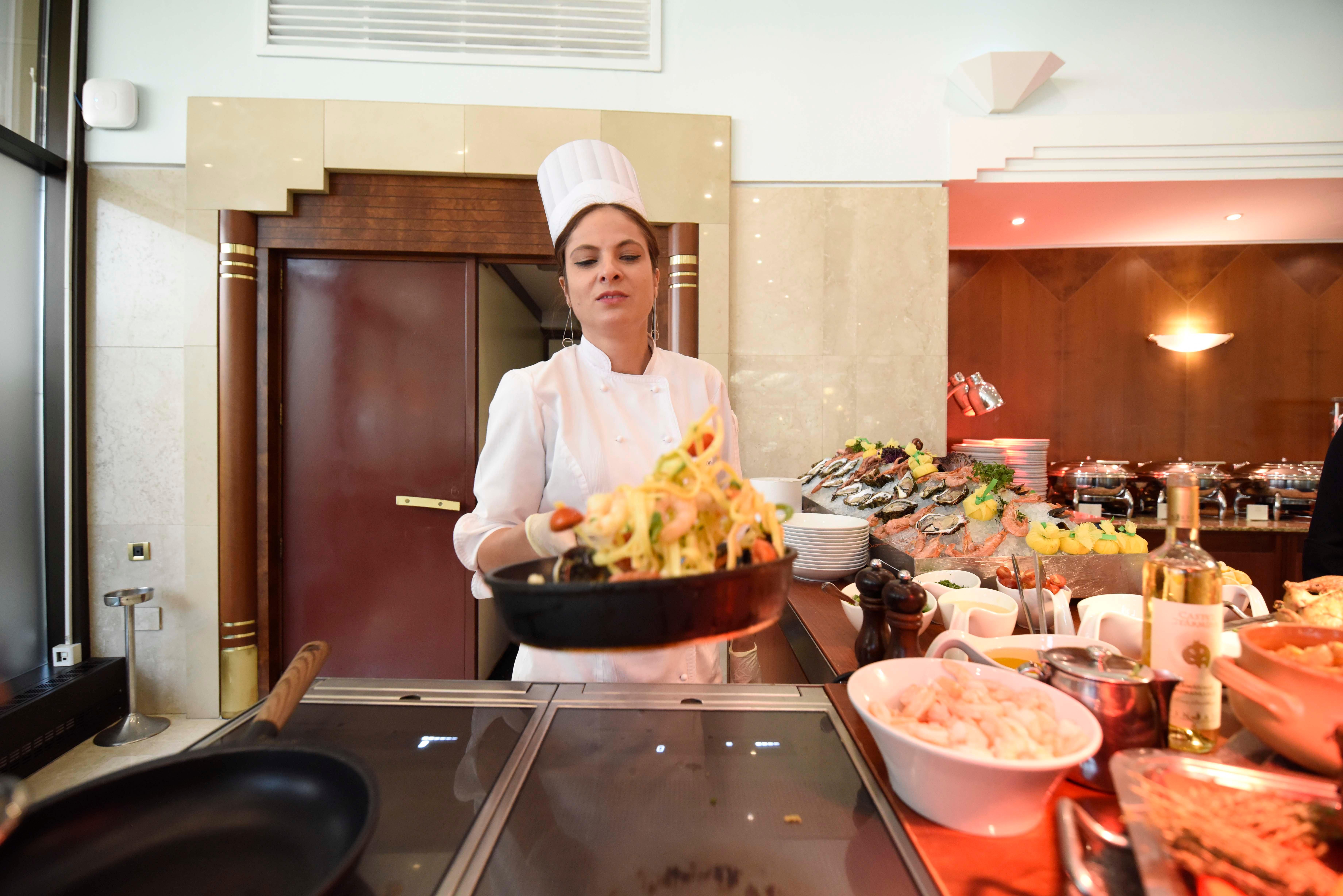 Grand Hotel 부쿠레슈티 외부 사진 A female chef working in a hotel kitchen