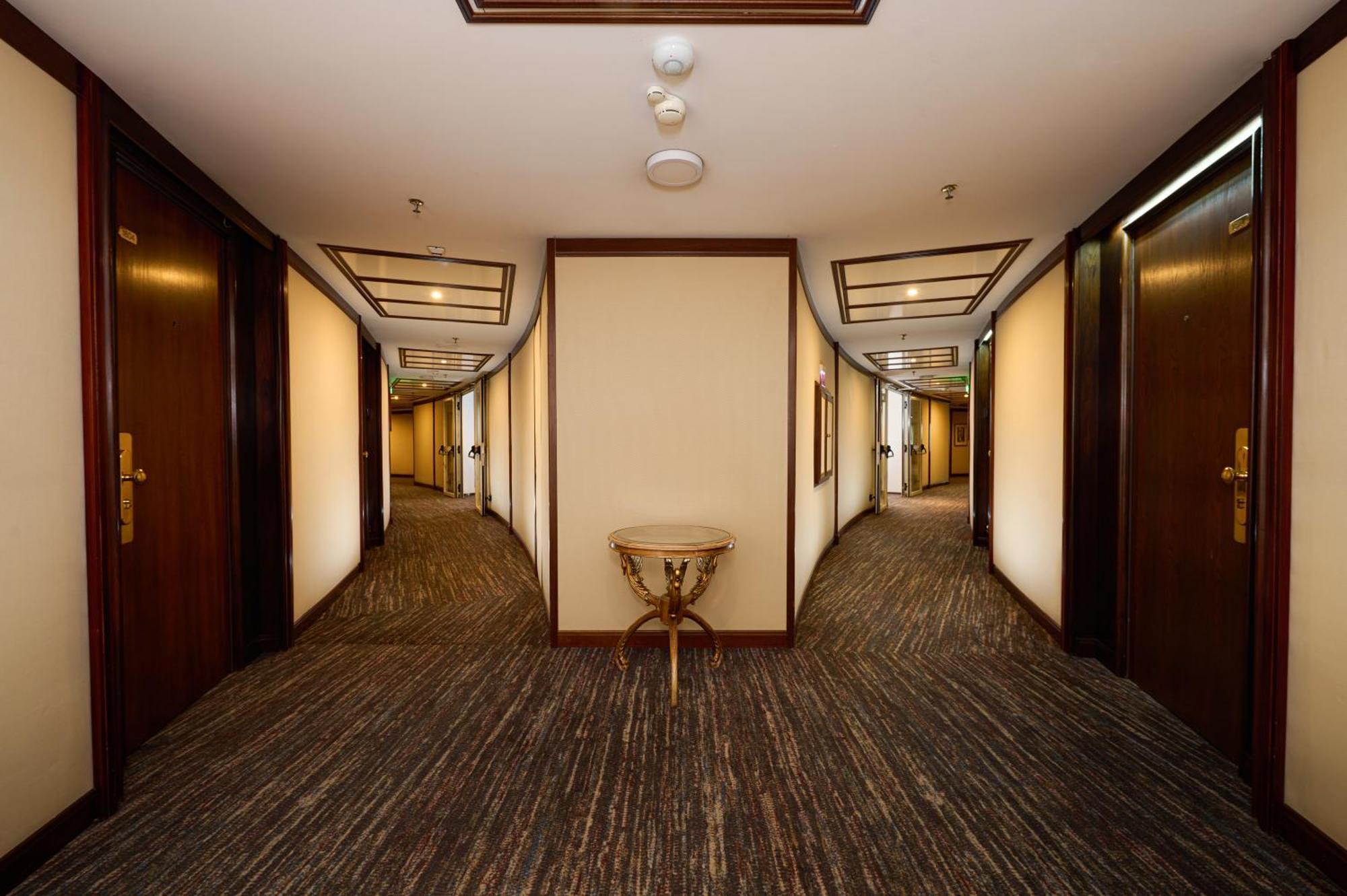 Grand Hotel 부쿠레슈티 외부 사진 A corridor in a hotel