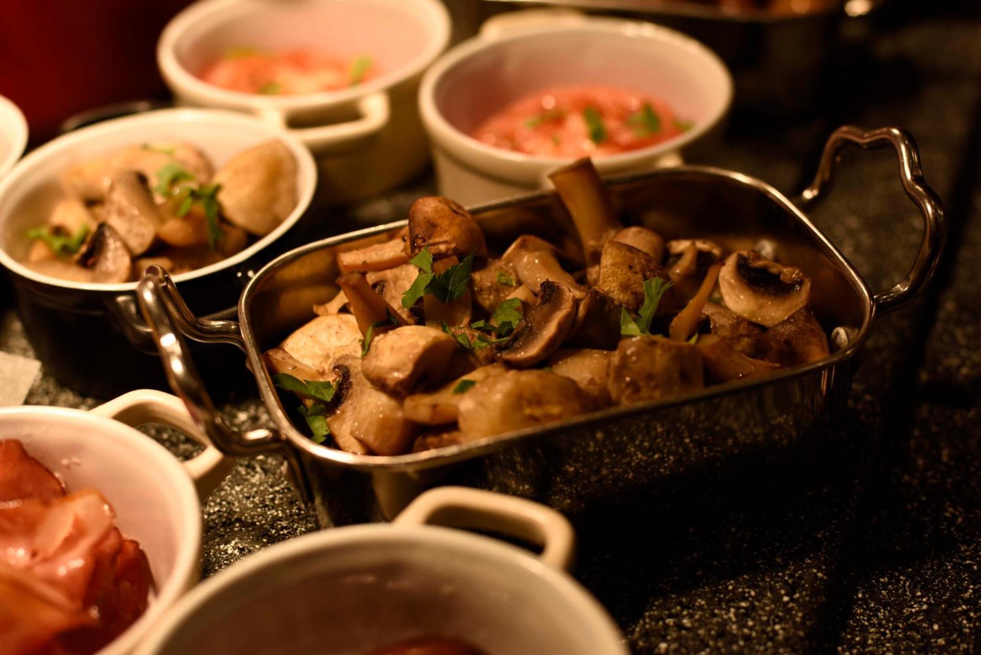 Grand Hotel 부쿠레슈티 외부 사진 A selection of side dishes