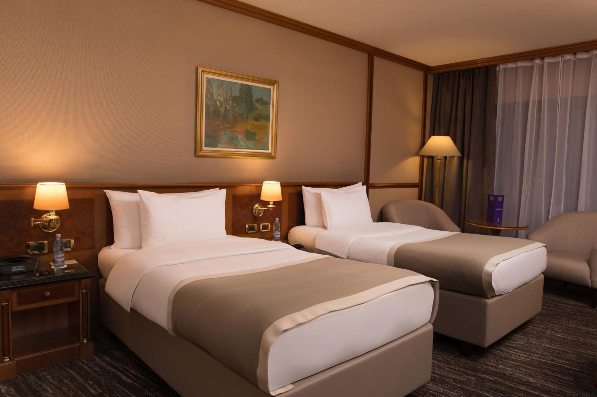 Grand Hotel 부쿠레슈티 외부 사진 A room at the hotel