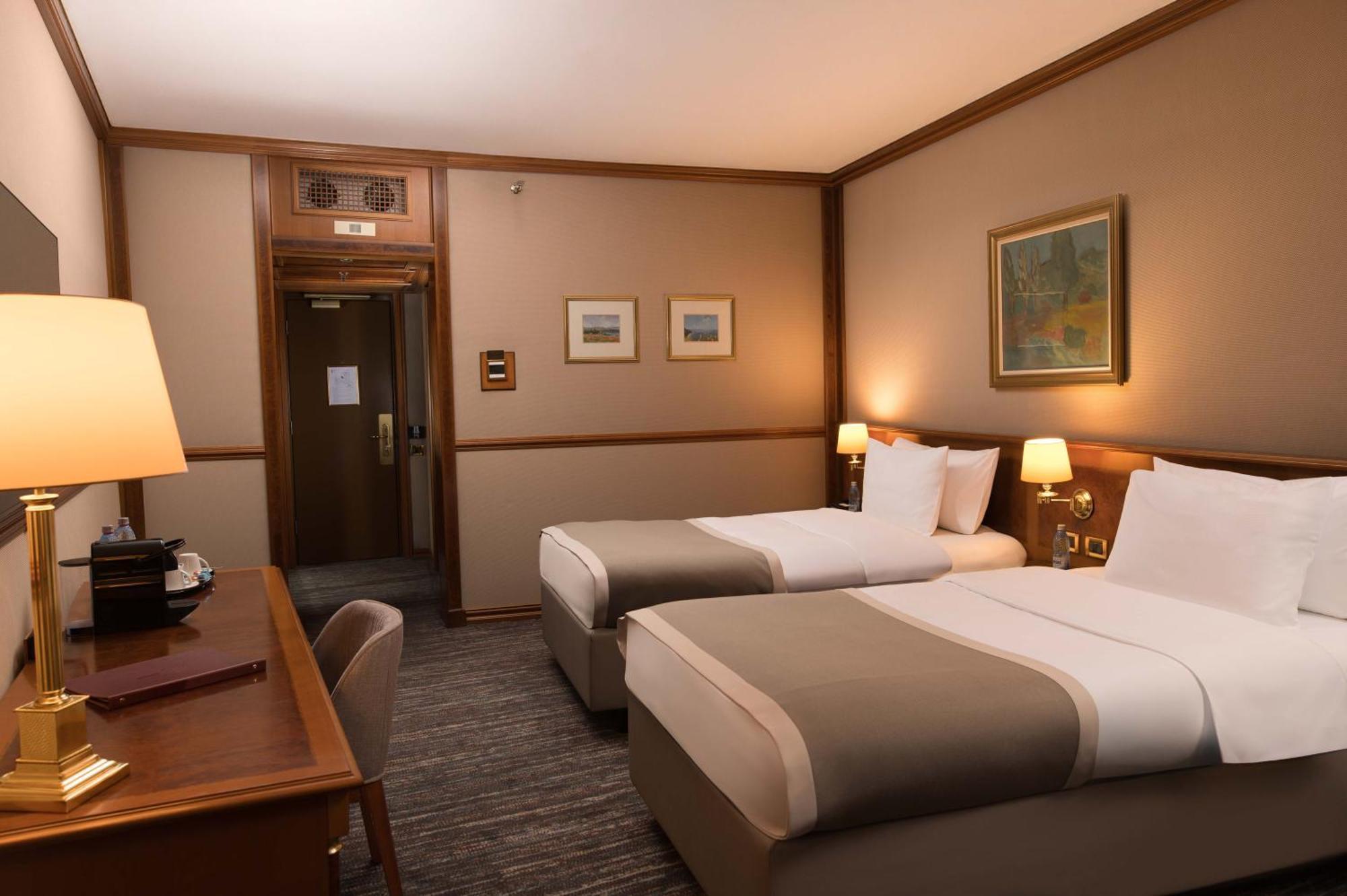 Grand Hotel 부쿠레슈티 외부 사진 A room at the hotel