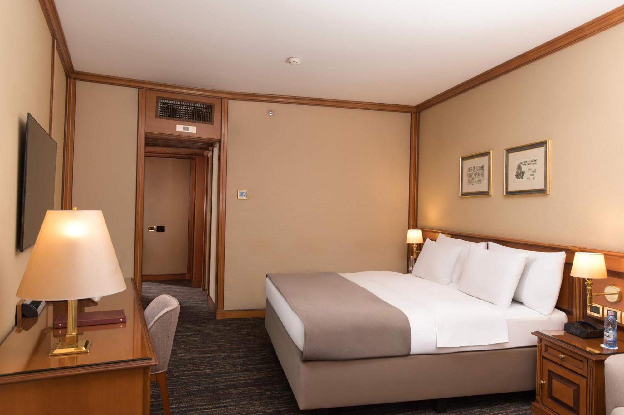 Grand Hotel 부쿠레슈티 외부 사진 A room at the hotel